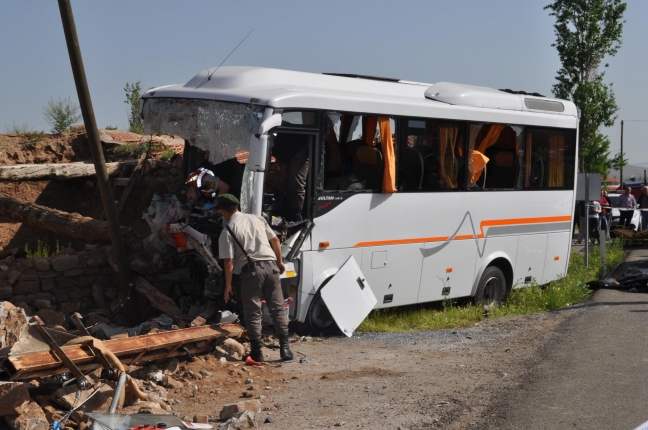 15-05/19/midibus-devrildi-1-ogretmen-oldu-15-ogrenci-yarali_6226_dhaphoto5.jpg