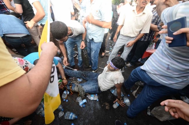 15-06/05/diyarbakirda-hdp-mitinginde-trafoda-patlama-yaralilar-varfotograflar_5435_dhaphoto2.jpg