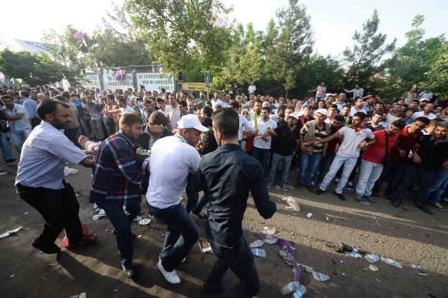 15-06/05/diyarbakirda-hdp-mitinginde-trafoda-patlama-yaralilar-varfotograflar_5435_dhaphoto4.jpg