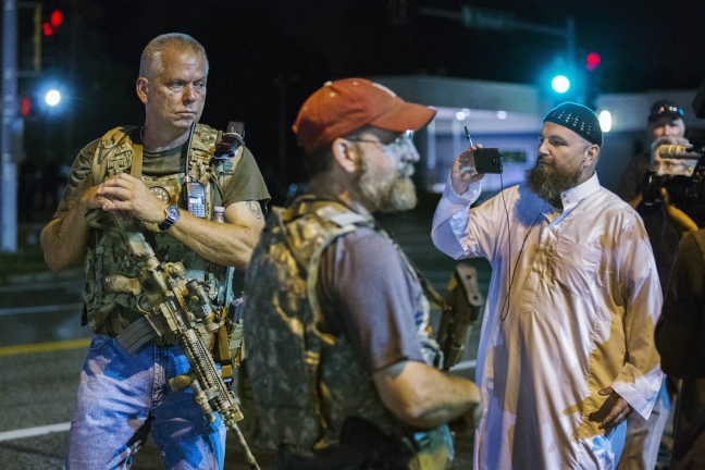 15-08/11/150811-oath-keepers-ferguson-jpo-503a_5d2d4f5f83b686d149ccbef923f9db74nbcnews-ux-2880-1000.jpg