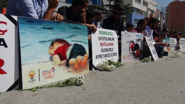 15-09/03/bm-binasi-onunde-aylan-kurdi-protestosu_8047_dhaphoto5.jpg