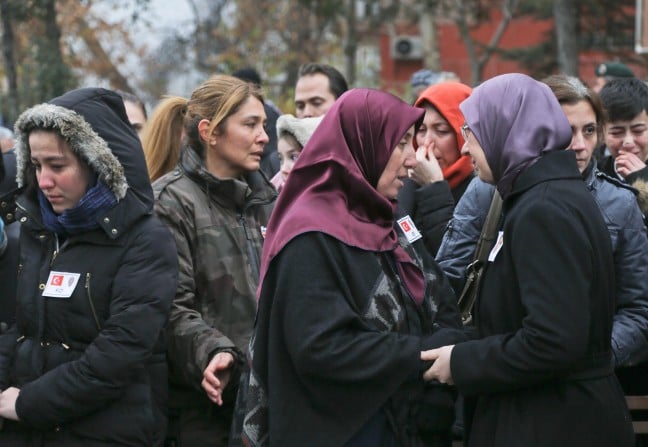 15-12/16/babasinin-cenaze-toreninde-usuyen-zeynepe-kadin-ozel-harekat-polisi-montunu-giydirdi_4935_dhaphoto31.jpg