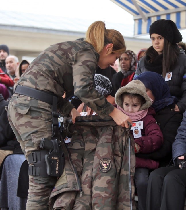 15-12/16/babasinin-cenaze-toreninde-usuyen-zeynepe-kadin-ozel-harekat-polisi-montunu-giydirdi_4935_dhaphoto7.jpg