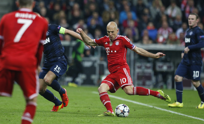 16-06/13/arjen-robben-wallpaper-shoot-ball.jpg