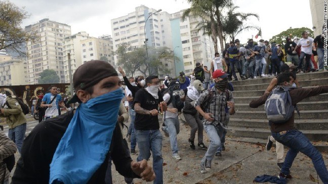 17-08/06/170410161503-cnnee-caracas-enfrentamientos-manifestantes-opositores-contra-fuerzas-seguridad-quinto-dia-violencia-exlarge-169.jpg