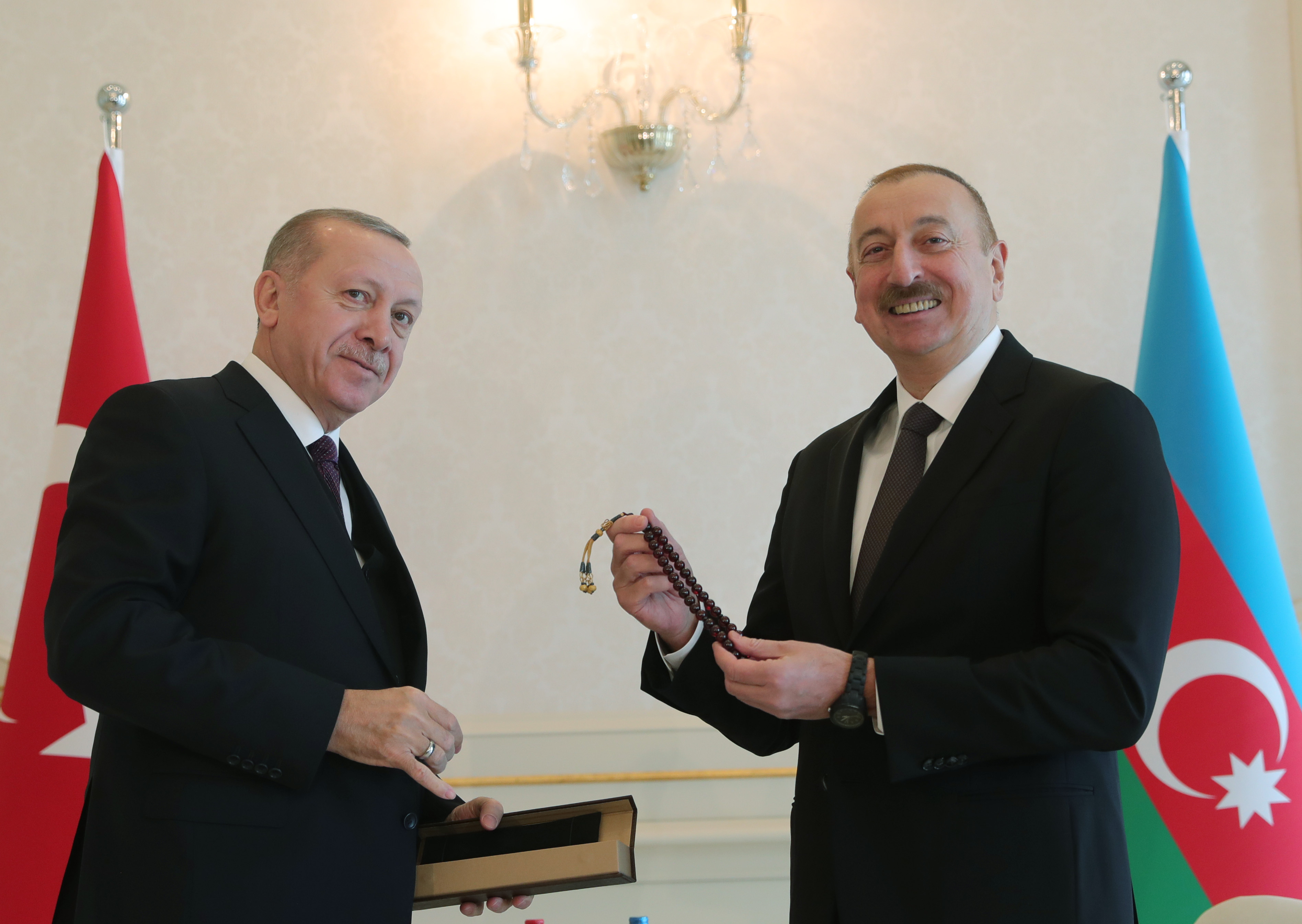 Cumhurbaskani Erdogan Dan Aliyev E Tesbih Hediyesi